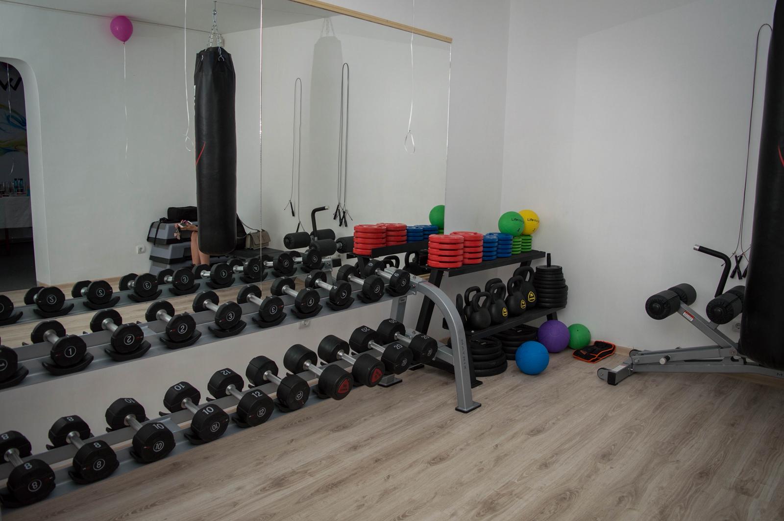Zona cu gantere, kettlebell-uri și sac de box